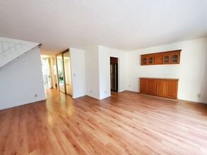 3025 Kaiser Dr-Unit -Unit F in Santa Clara, CA - Building Photo - Building Photo