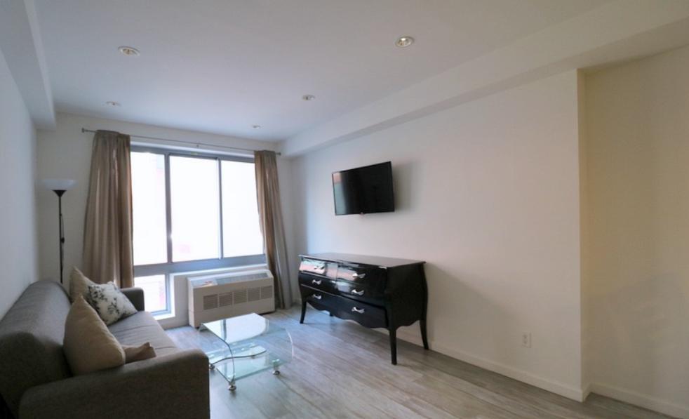521 W 48th St in New York, NY - Building Photo