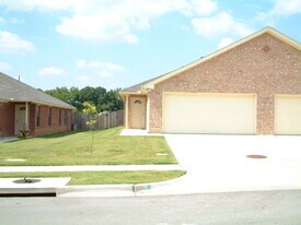 936 Sylvia St in Weatherford, TX - Building Photo