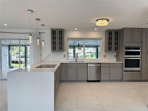 6311 NE 20th Way in Fort Lauderdale, FL - Foto de edificio - Building Photo
