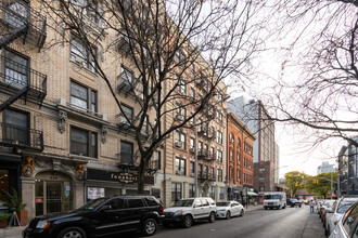 343 Bedford Ave in Brooklyn, NY - Building Photo - Building Photo