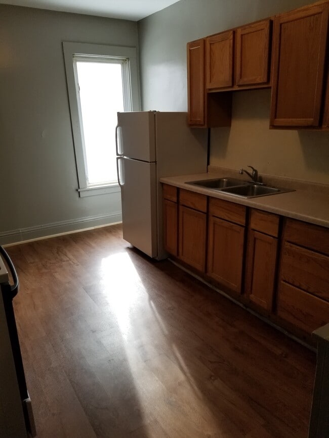 609 W Cottonwood St, Unit 609 1/2 in Freeport, IL - Building Photo - Building Photo