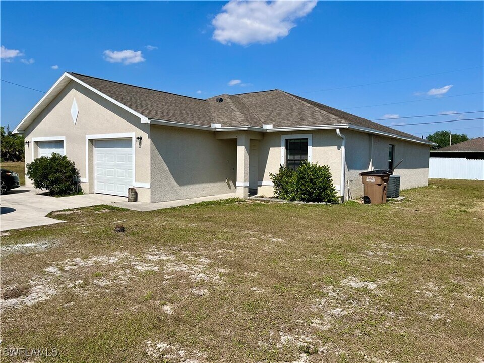 141-141 Santa Barbara Blvd in Cape Coral, FL - Building Photo
