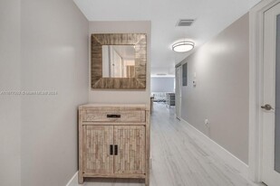 1532 Drexel Ave, Unit 202 in Miami Beach, FL - Building Photo