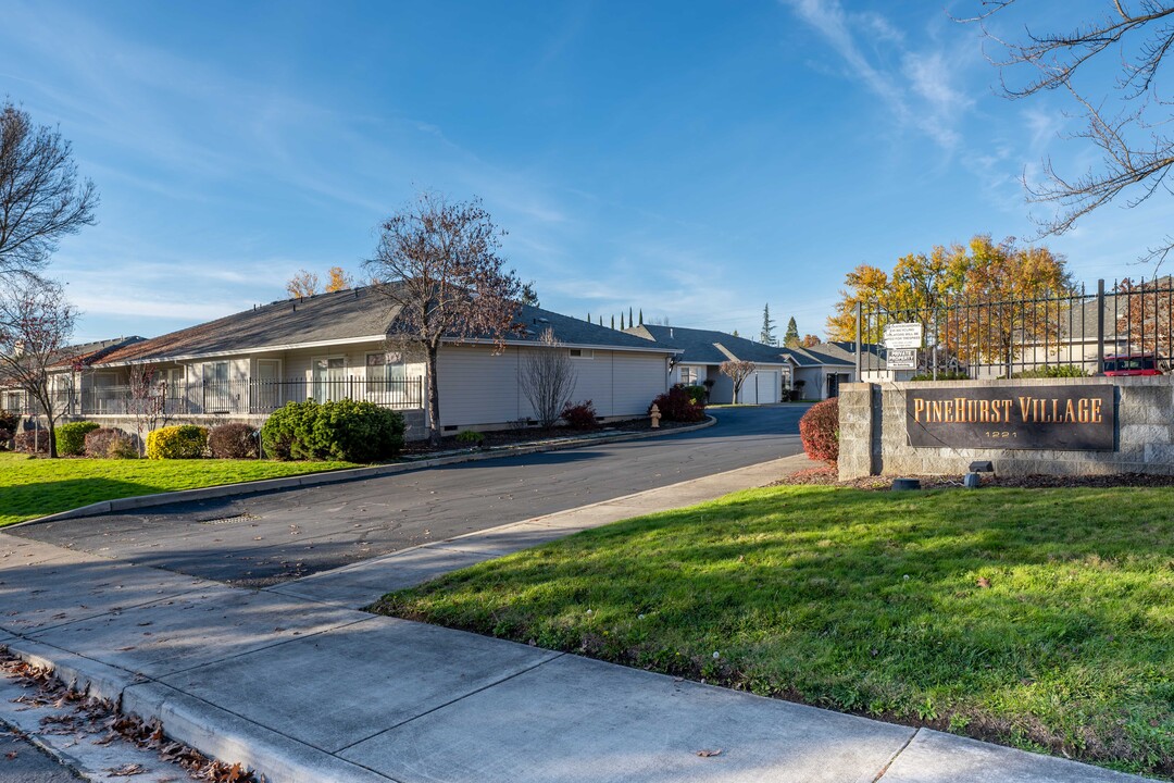 Pine Hurst Village Estates in Medford, OR - Building Photo