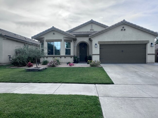 1725 Silvervale St in Visalia, CA - Building Photo - Building Photo