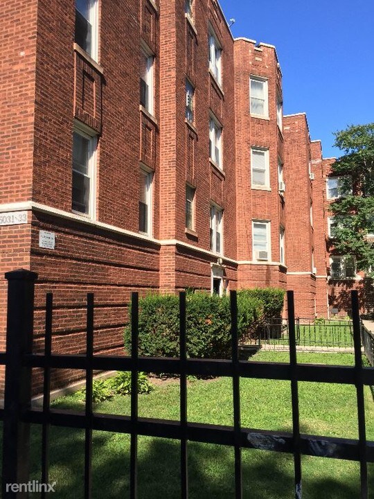 5031 N Harding Ave in Chicago, IL - Building Photo