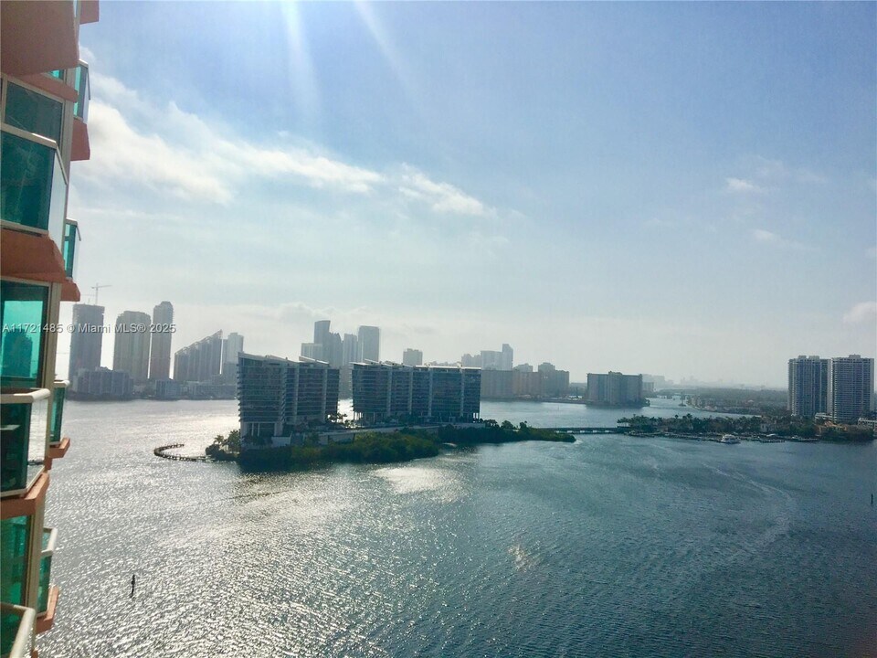 3370 Hidden Bay Dr, Unit 2010 in Aventura, FL - Foto de edificio