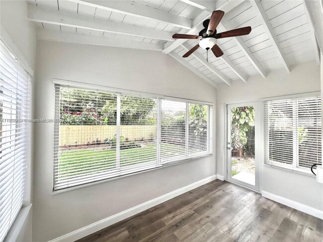 5924 SW 41st St in Miami, FL - Foto de edificio - Building Photo