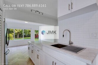 1615 Bay Dr in Miami Beach, FL - Building Photo - Building Photo