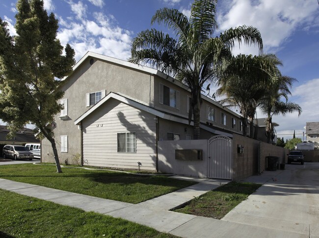 5831 Western Ave in Buena Park, CA - Foto de edificio - Building Photo