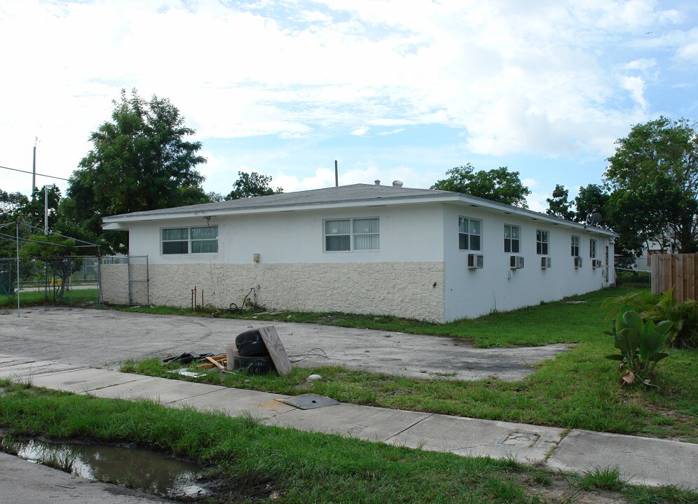 18790 NE 25th Ave in Miami, FL - Foto de edificio