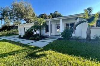 15925 SW 83rd Ct in Palmetto Bay, FL - Building Photo - Building Photo