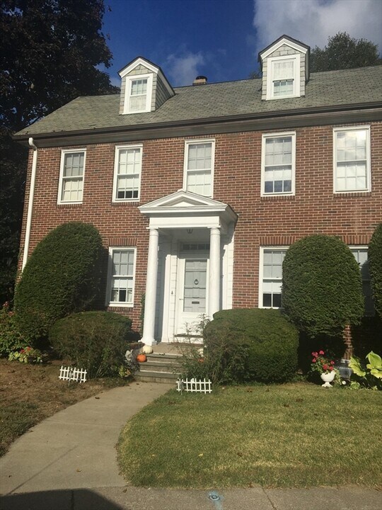 24 Hunnewell Cir in Lowell, MA - Foto de edificio