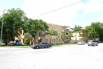 Causeway Apartments in North Miami, FL - Building Photo - Building Photo