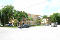 Causeway Apartments in North Miami, FL - Foto de edificio - Building Photo