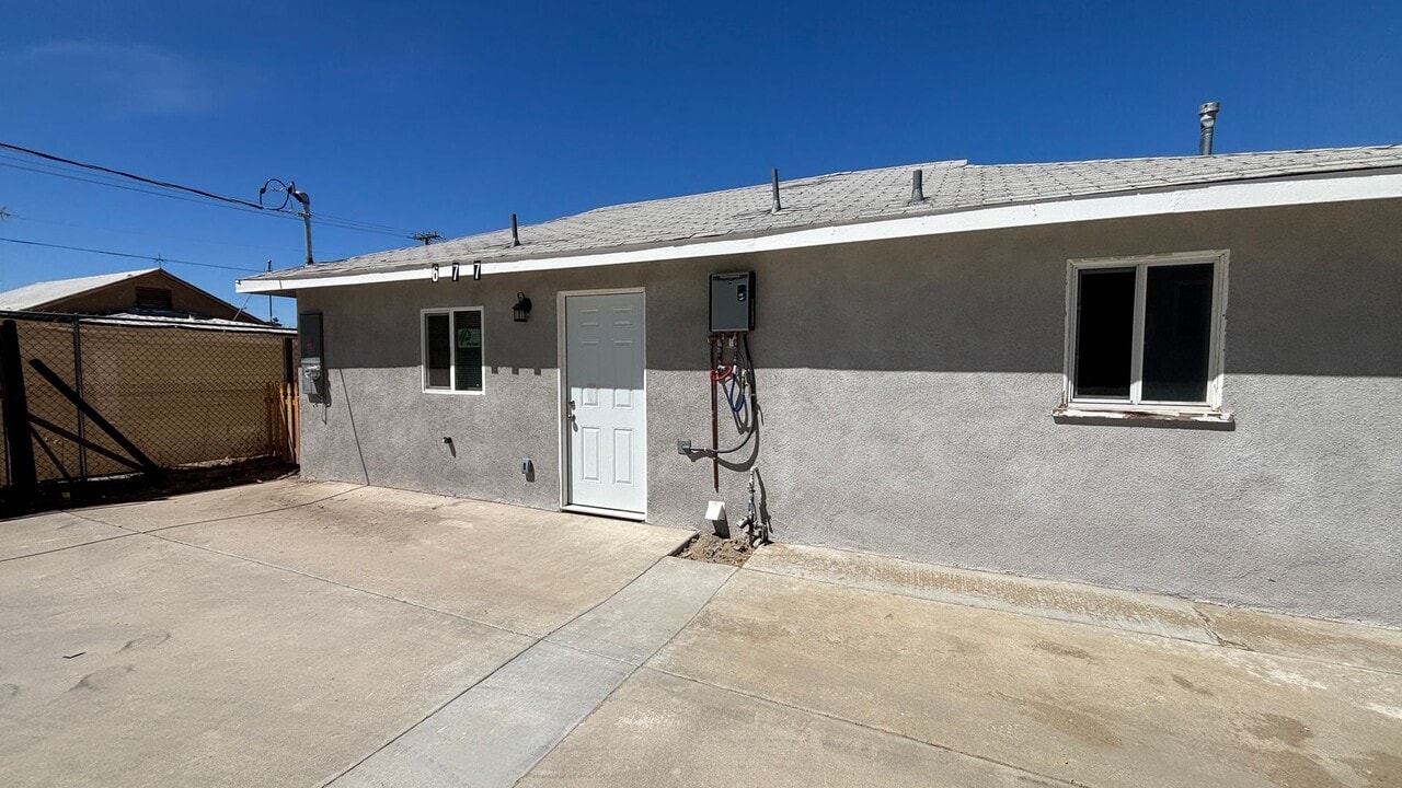 677 S Santa Fe St in Hemet, CA - Building Photo