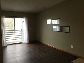 927 Emery Rd-Unit -A302 in Lawrence, KS - Foto de edificio - Building Photo