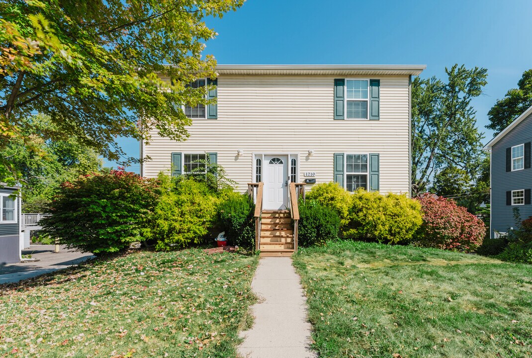 1210 Washtenaw Ave in Ypsilanti, MI - Building Photo