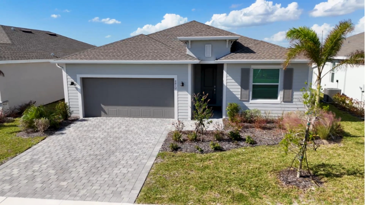 8086 Shr Lk Dr in Englewood, FL - Building Photo