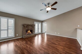 2425 Augusta Dr in Houston, TX - Foto de edificio - Building Photo