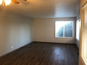 2759 W Lorraine Ave in Roseburg, OR - Building Photo - Building Photo