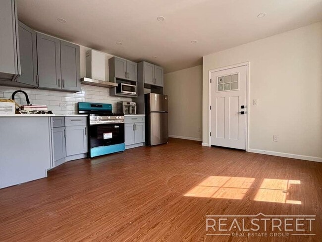 Sun-Filled 2 Bed / 2 Bath w/ King Primary, Walk-In Closet – Steps from Gates J