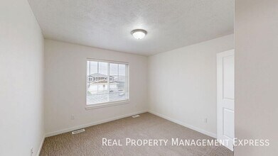 Stylish 1 Bed 1.5 Bath Townhome in Sioux Falls, SD - Building Photo - Building Photo