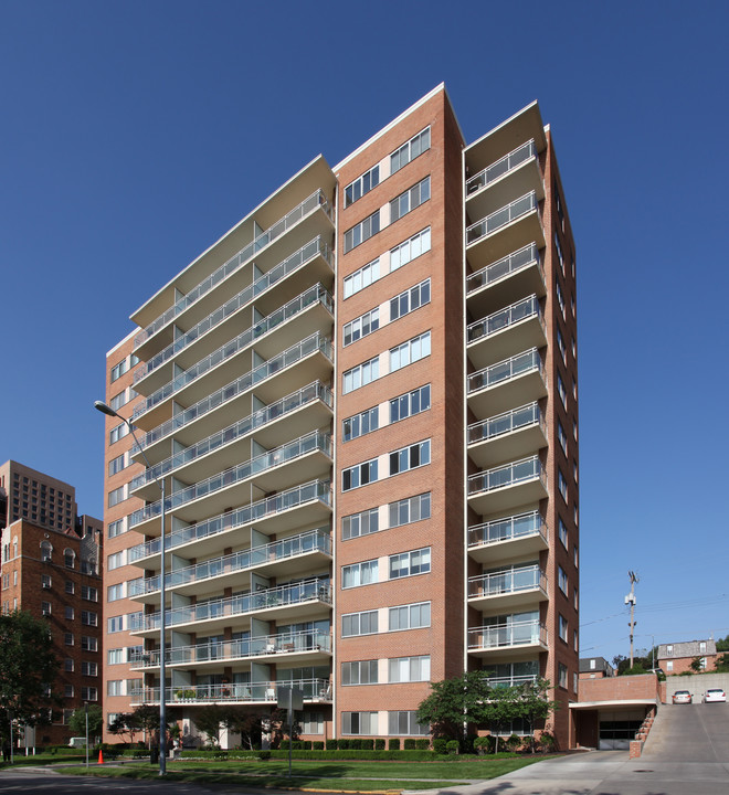 Carlton Plaza in Kansas City, MO - Foto de edificio