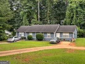 1292 Crystal Lake Rd in Atlanta, GA - Building Photo