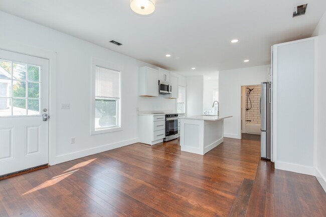 10 Stark St, Unit 10-2 in Nashua, NH - Foto de edificio - Building Photo