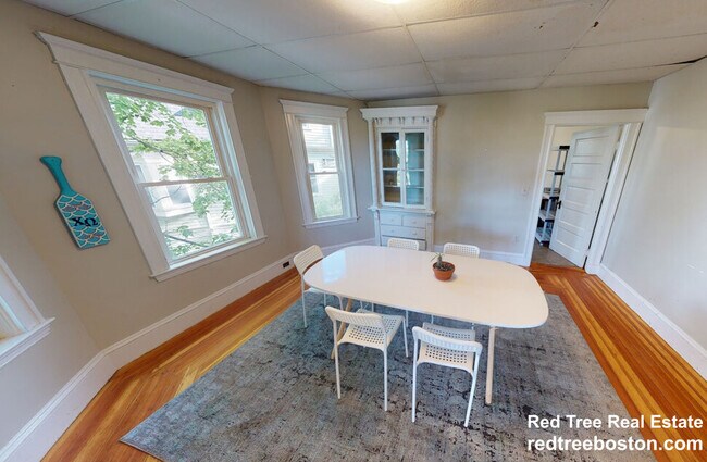 24 Dearborn Rd, Unit 2 in Somerville, MA - Foto de edificio - Building Photo