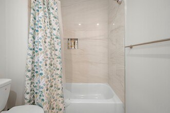 21 Bolton St, Unit 2 in Waltham, MA - Foto de edificio - Building Photo