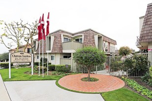 Chateau Gardens in Santa Ana, CA - Building Photo
