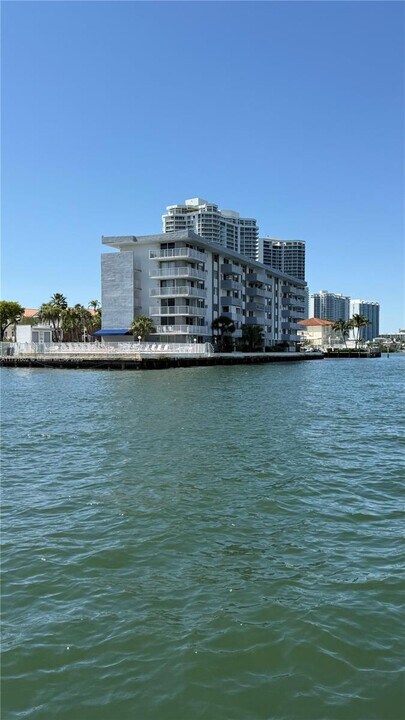 4000 NE 170th St in North Miami Beach, FL - Building Photo