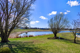 649 Hiawatha Dr in Carol Stream, IL - Foto de edificio - Building Photo