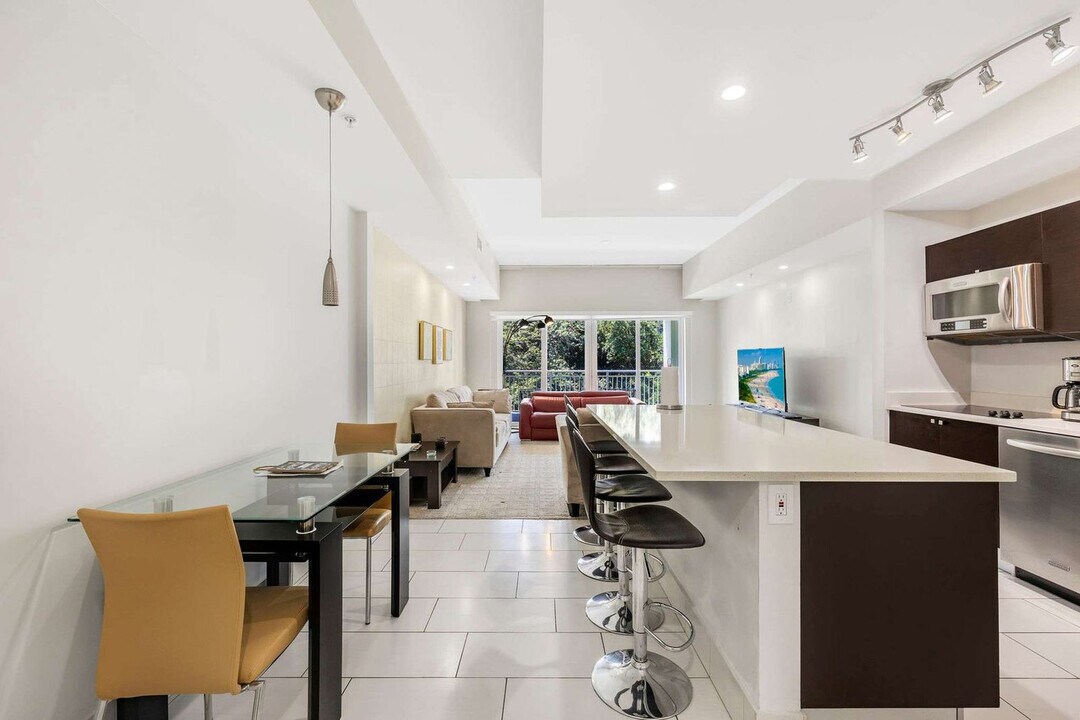 5300 NW 87th Ave in Doral, FL - Building Photo