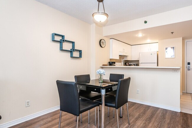 1121 Rue De Bullion in Montréal, QC - Building Photo - Building Photo