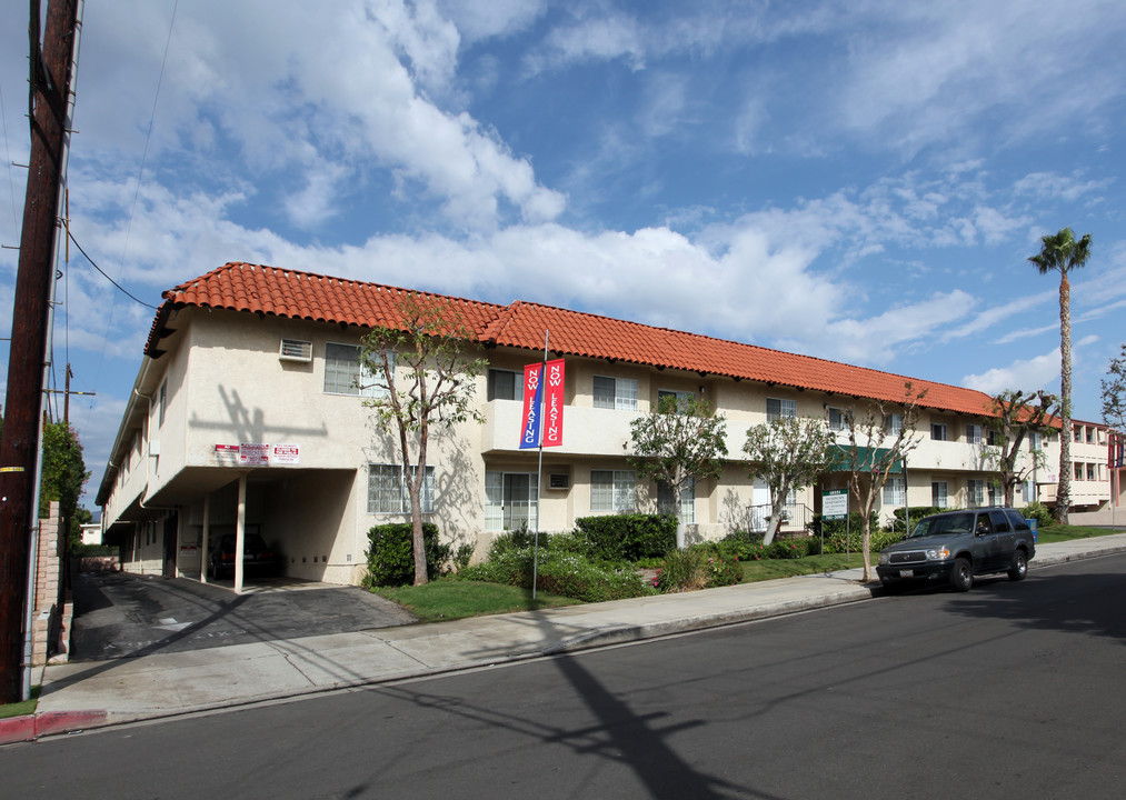 Dearborn Apartments in Northridge, CA - Foto de edificio