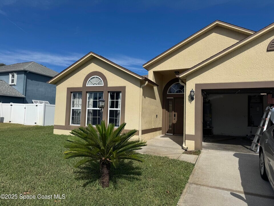 1179 White Oak Cir in Melbourne, FL - Building Photo