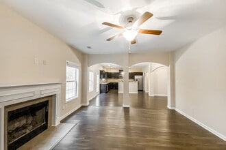 390 Cliffhaven Cir in Newnan, GA - Foto de edificio - Building Photo