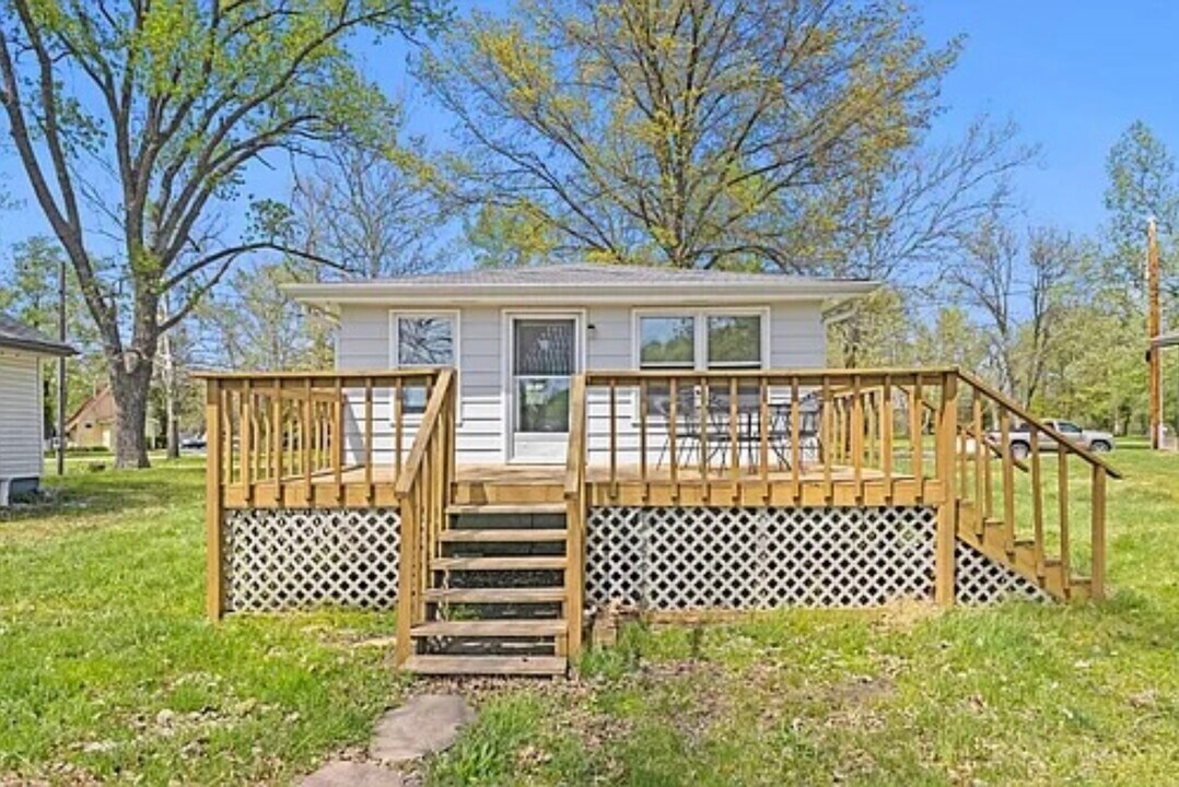 8007 E 256th St in Freeman, MO - Building Photo