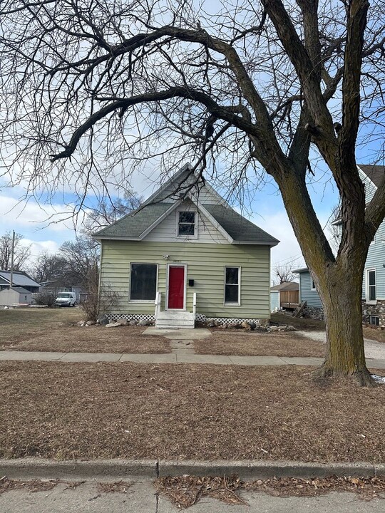 1417 7th St in Perry, IA - Building Photo