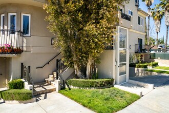 5401 Morella Ave in Valley Village, CA - Foto de edificio - Building Photo