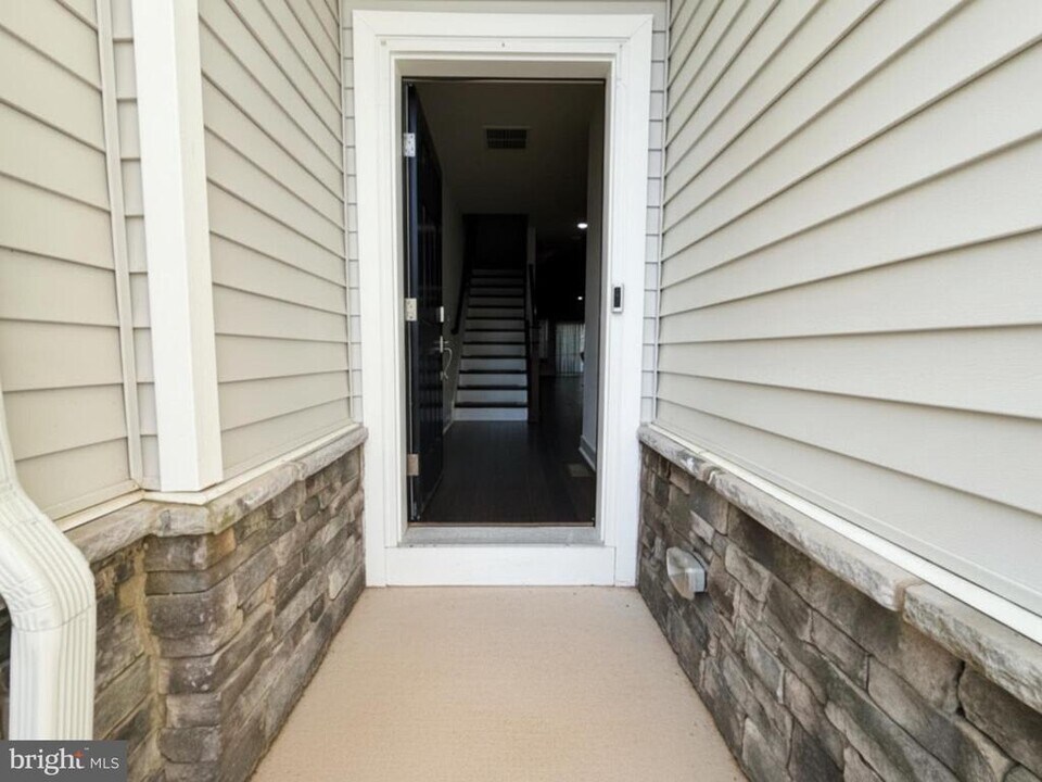 16 Lochiel Ln in Exton, PA - Building Photo