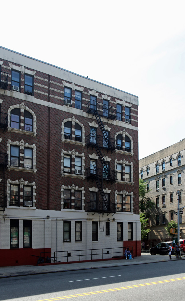 2101-2105 Amsterdam Ave in New York, NY - Building Photo - Building Photo