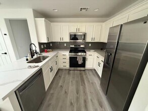 1031 Monte De Oro Ave in Las Vegas, NV - Building Photo - Building Photo