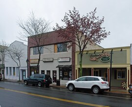 32 W Main St in Bay Shore, NY - Building Photo - Building Photo