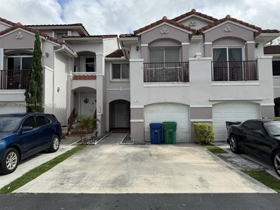 10245 SW 154th Cir Ct in Miami, FL - Foto de edificio