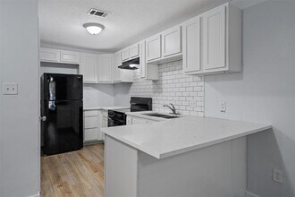 520 Lenora Dr in Taylor, TX - Building Photo - Building Photo